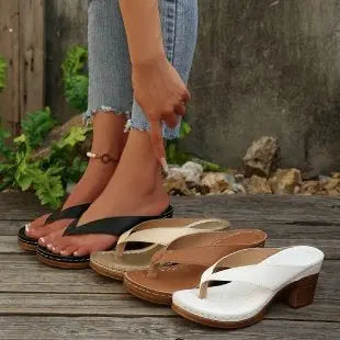 Black summer women's slippers featuring thick heels, thong style, casual beach sandals, suitable for European and American fashion.