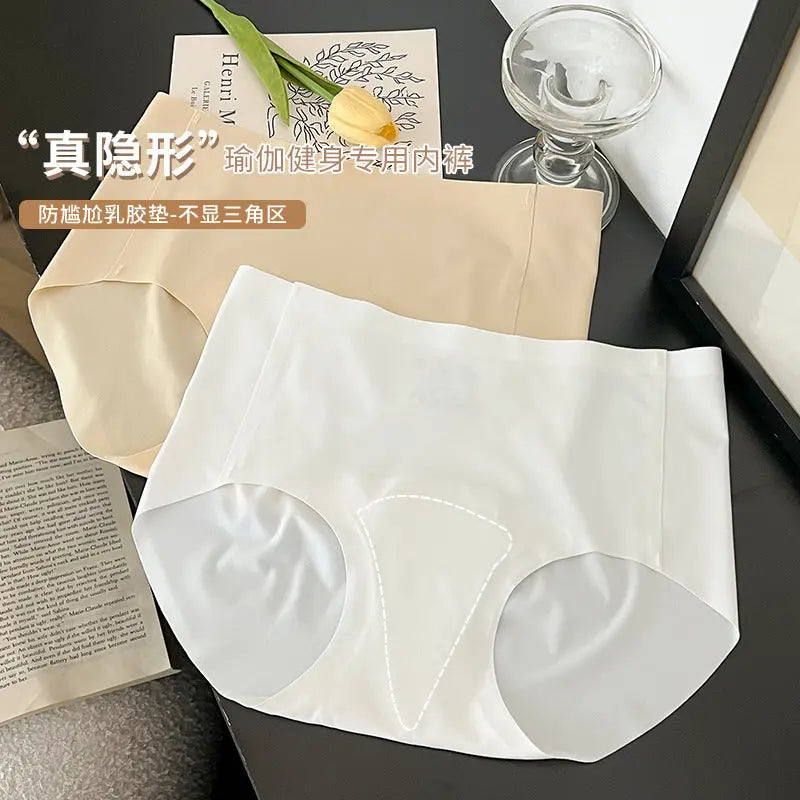 Black women's traceless anti-embarrassment underwear with peach hip design, suitable for yoga and fitness, breathable and invisible.
