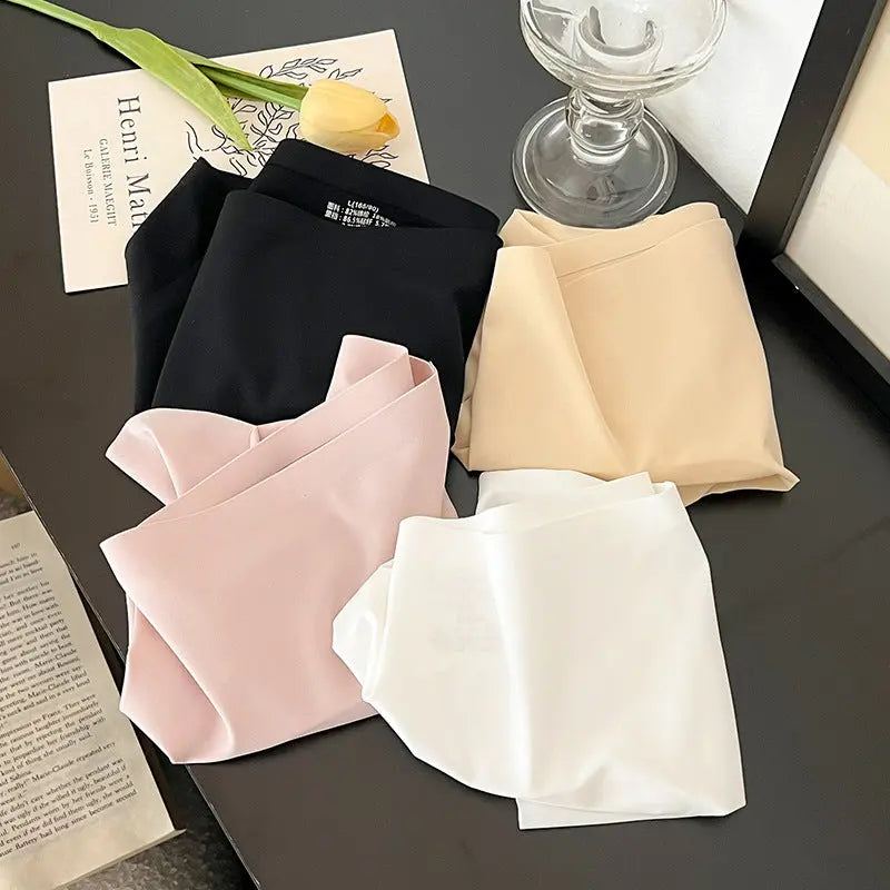Black women's anti-embarrassment traceless underwear with peach hip design, ideal for yoga, sports, and fitness, invisible and comfortable.