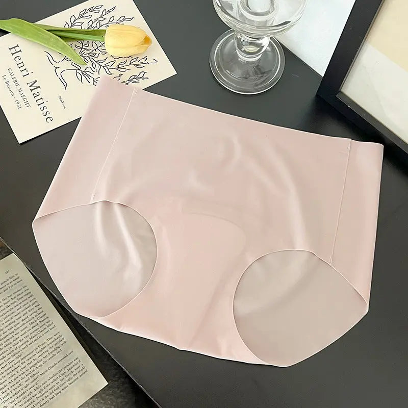 Black women's anti-embarrassment traceless underwear with peach hip design, suitable for yoga, sports, and fitness, invisible fit and bacteriostasis