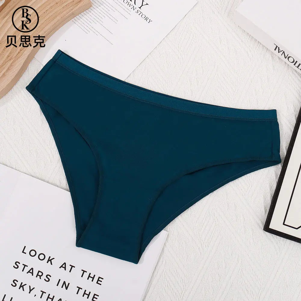 European and American large size low-waist women's underwear in blue, made of antibacterial pure cotton, butt-lifting design for summer.