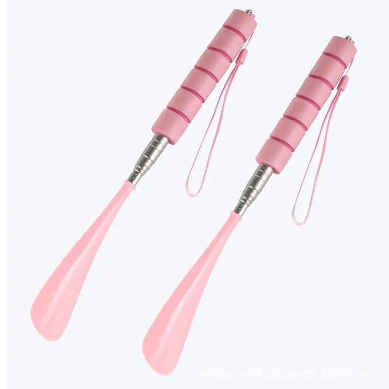 Two stretchable metal shoe horns in green, 30cm to 71cm long, designed for pregnant women and the elderly for easy shoe dressing.