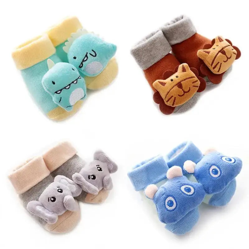 Green cartoon dinosaur baby anti-slip socks and shoes for newborns, soft cotton first walkers with rattles and cute autumn design.