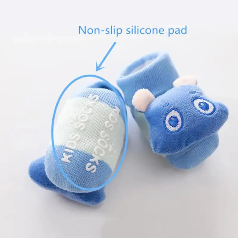 Green dinosaur cartoon baby anti-slip socks and shoes for newborns, with rattles and warm cotton booties for first steps.