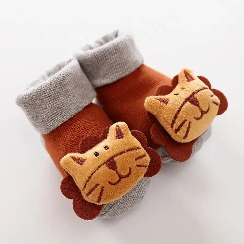 Green dinosaur cartoon baby anti-slip socks and shoes for newborns, toddler first walkers with rattles and warm cotton material.