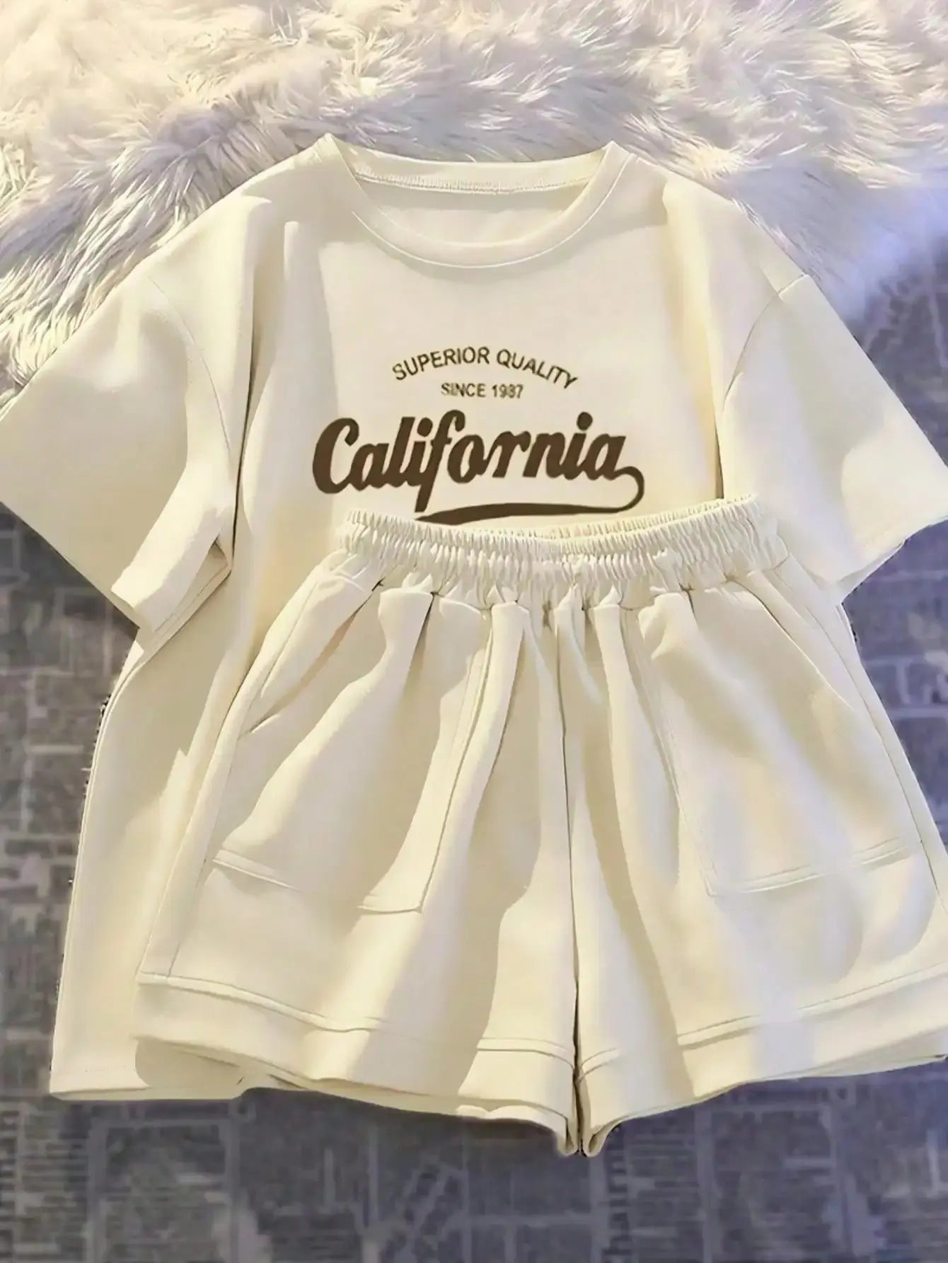 Printed girls' summer set with pink short-sleeved T-shirt and casual shorts, stylish and perfect for outdoor activities.