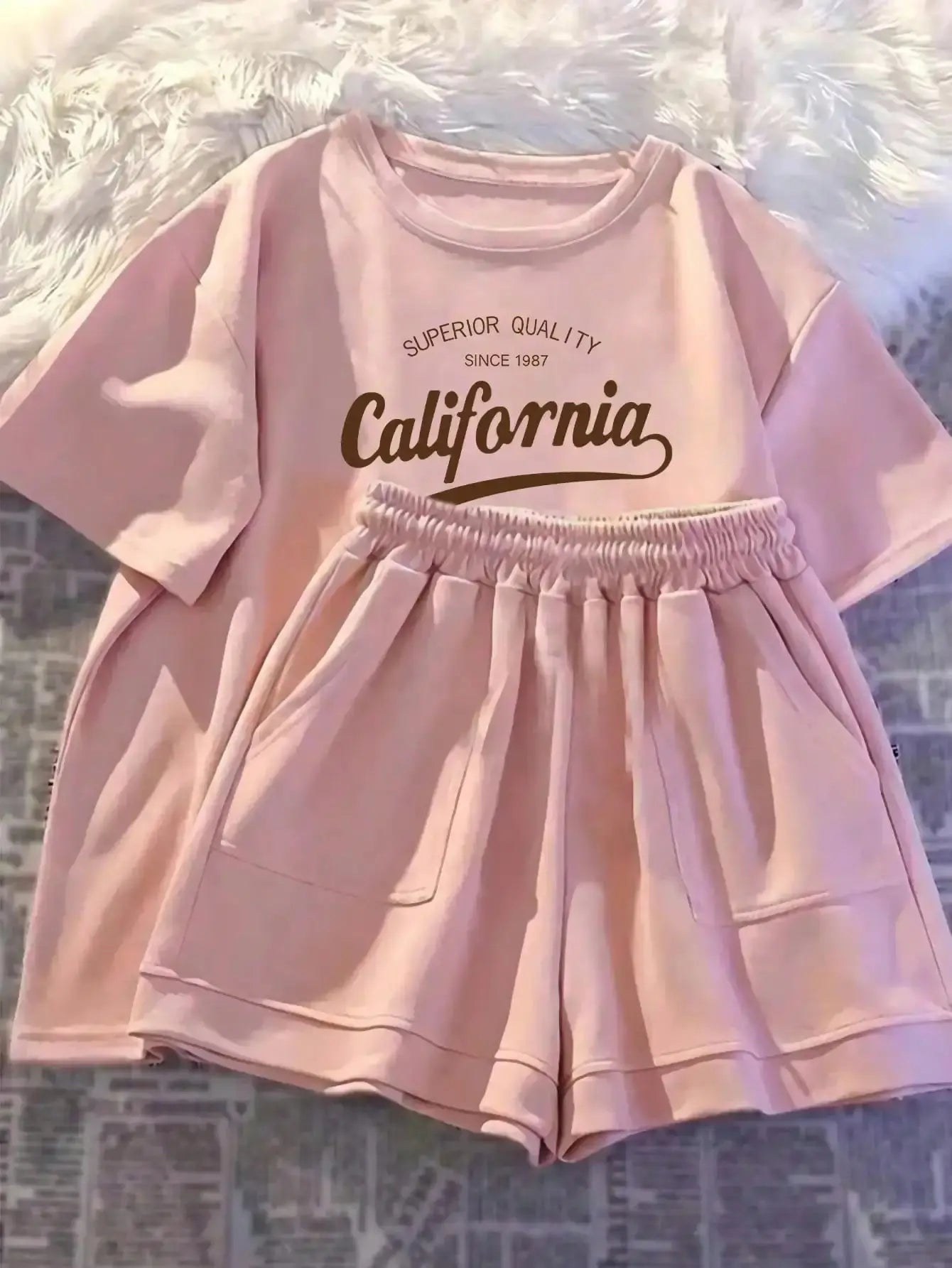 Pink printed girls' summer set with short-sleeve T-shirt and casual shorts, stylish and perfect for outdoor activities.