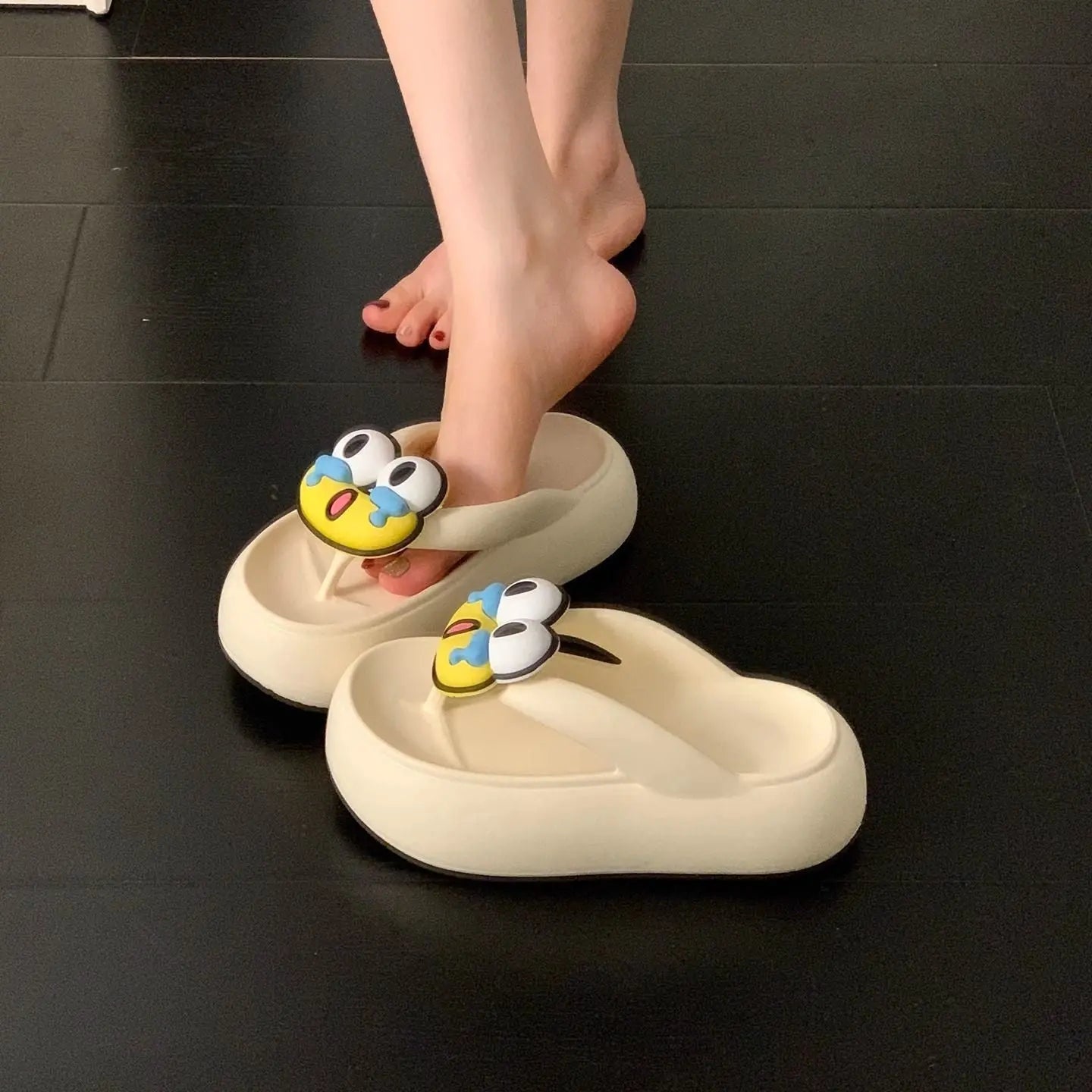 Cartoon cute pink flip-flops for women, summer outdoor beach sandals with non-slip thick soles and playful cartoon accessories.