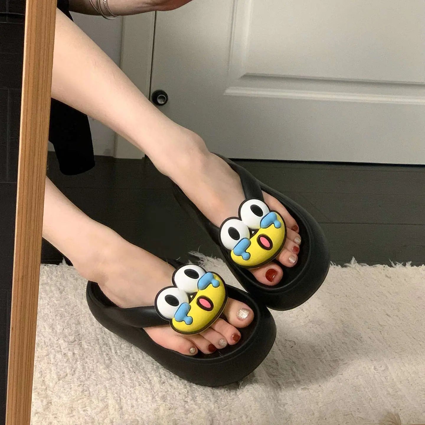 Pink cartoon cute flip-flops for women with accessories, non-slip thick soles, perfect for summer outdoor beach wear.