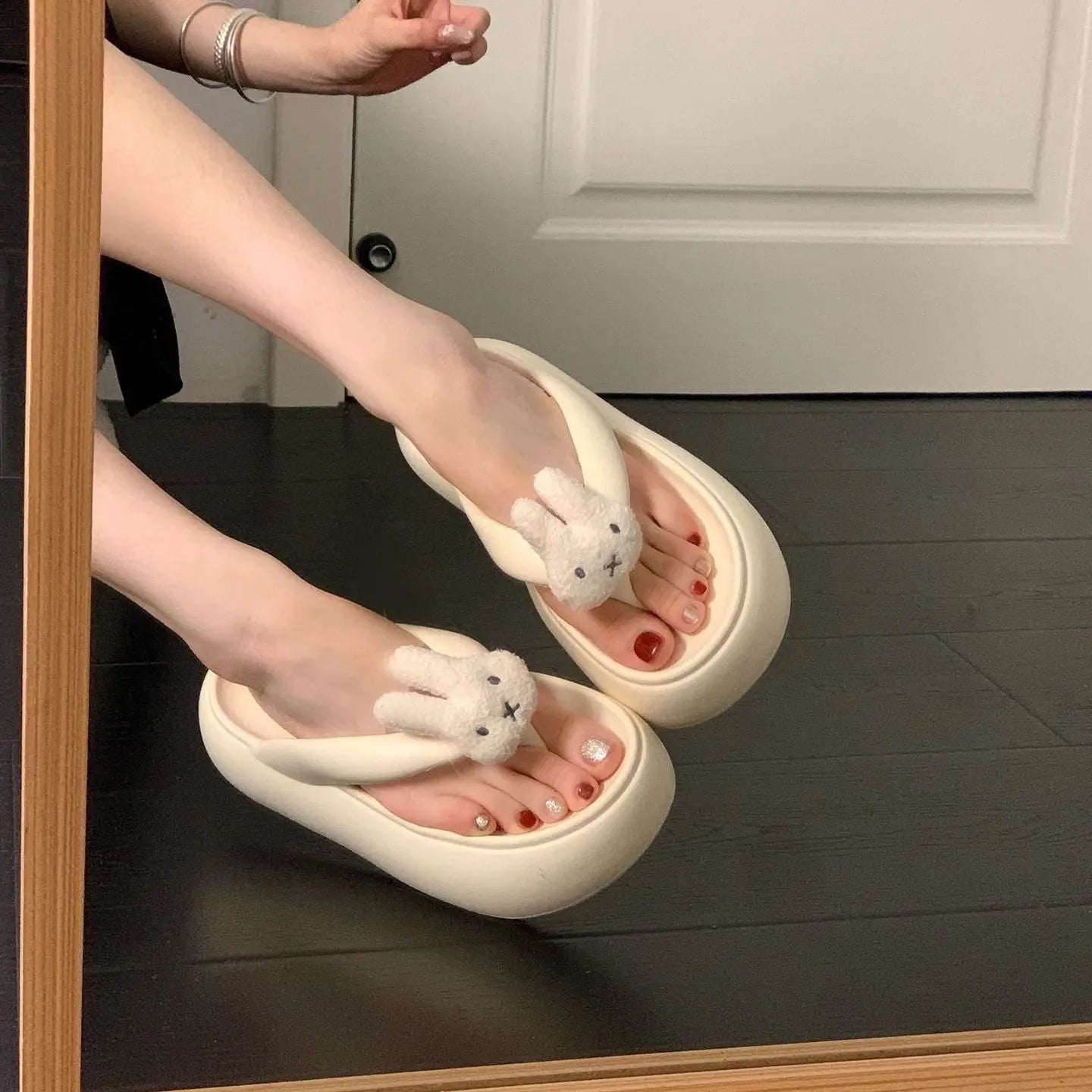 Pink cartoon cute thick-soled flip-flops for women, summer 2026 model, soft, height-increasing thong sandals for petite individuals.