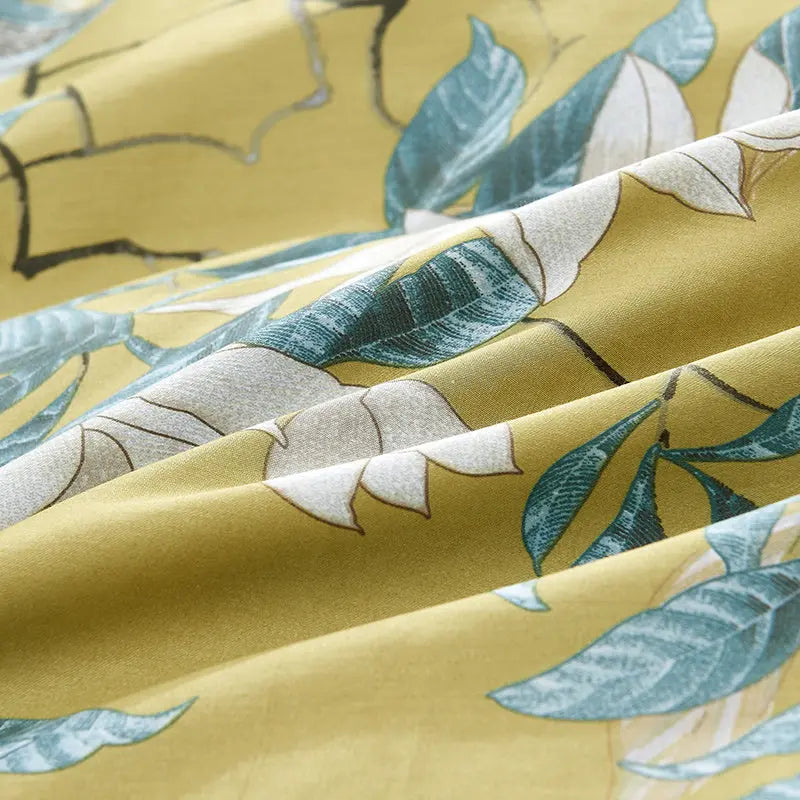 60s long-staple cotton satin bedding set with striped design, featuring soft, smooth fabric in a stylish pattern.